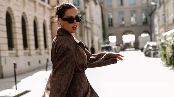 Paris sokaklarında peş peşe pozlar!